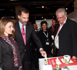 Don Felipe y Doña Letizia durante su paso por uno de los expositores